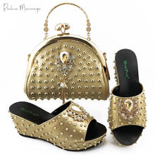 Lastest-Conjunto de zapatos y bolsos de mujer, diseño italiano africano nigeriano, Color dorado, decorado con diamantes de imitación y lleno de remaches en fiesta 2024 - compra barato