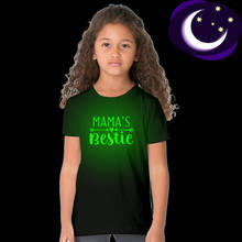 Светящаяся Детская футболка с надписью «Mama's Bestie», унисекс, детские футболки «Grow In Dark», забавные серебристые футболки для мальчиков и девочек 2024 - купить недорого