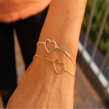 Pulsera de acero inoxidable para hombre y mujer, brazalete sencillo con diseño de corazón, Color dorado, joyería coreana 2024 - compra barato
