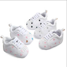 Модная детская белая обувь; детская спортивная обувь для мальчиков и девочек; детская обувь из искусственной кожи для первых шагов; повседневная обувь с мягкой подошвой для новорожденных 2024 - купить недорого