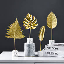 Adornos de plumas de hoja dorada con Base de mármol, decoración creativa y moderna para el hogar, accesorios de decoración para sala de estar, Artesanía de Metal 2024 - compra barato