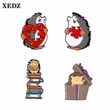 XEDZ Милая эмалированная брошь в виде Ежика для чтения в подарочной коробке с надписью love, значок с вышивкой, забавная парочка, мультяшный рюкзак с животными, брошка на лацканы, подарок 2024 - купить недорого