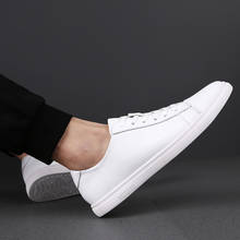 Calçados masculinos de couro, sapatos casuais confortáveis para homens, tênis em couro legítimo branco, antiderrapantes 2024 - compre barato