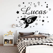 Наклейка на стену с именем на заказ, украшение для детской комнаты, космический корабль со звездами, художественная роспись, декор для детской комнаты, C4025 2024 - купить недорого