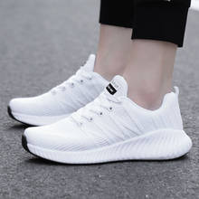 Женские кроссовки на шнуровке, дышащие сетчатые, удобная спортивная обувь, амортизирующая плоская подошва, модные белые 2024 - купить недорого