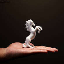 Cerámica estatua de porcelana blanca caballo miniatura, decoración figuras caballo estatuilla escritorio decoración casa moderna decoración de casa 2024 - compra barato