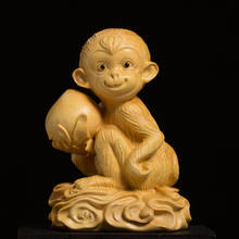 Украшение деревянная статуя ремесла прекрасный Зодиак обезьяна держит персик животное скульптура домашний декор резьба из самшита гостиной 2024 - купить недорого