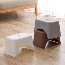 Пластиковый Маленький стул, утолщенный стул для смены обуви, скамейка, детский низкий стул для дома, гостиной, простой квадратный стул для взрослых 2024 - купить недорого