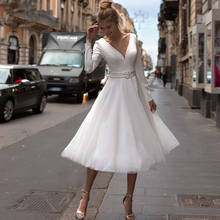 Платье Свадебное Короткое атласное ТРАПЕЦИЕВИДНОЕ с V-образным вырезом и длинным рукавом 2024 - купить недорого