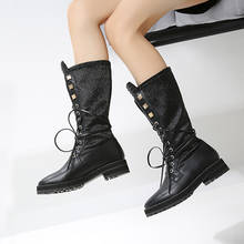 Дизайнерская зимняя обувь с заклепками женские мотоциклетные ботинки Ботинки Челси до середины икры на шнуровке с металлическим декором Botas Mujer 2019 2024 - купить недорого