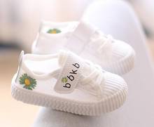 Новейшая летняя детская обувь; 2020; Модные милые детские сандалии из кожи для девочек; Дышащая обувь с цветочным узором для малышей 2024 - купить недорого