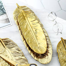 Скандинавская керамическая тарелка с банановыми листьями, белый десерт, посуда, блюдо, тарелка с золотыми и зелеными перьями, поднос для хранения, посуда для дома 2024 - купить недорого