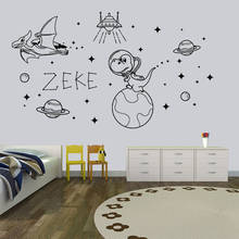 Decalque de parede para espaço externo., adesivo de vinil para crianças, com nome personalizado, dinossauro, estrelas, lua e berçário. arte hy828. 2024 - compre barato
