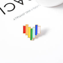 Broche de esmalte de arcoíris con forma de corazón de dibujos animados, insignia de aleación personalizada, bolsa de ropa, accesorios dulces, regalo de joyería para mujer 2024 - compra barato