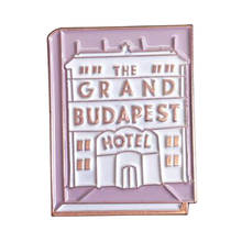 Значок для отеля в Будапеште, эмалированная брошь в стиле приключений, комедии, с розовой архитектурой, Тема фильма Wes Anderson, ювелирные изделия 2024 - купить недорого