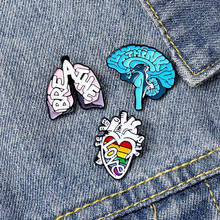 Broche con forma de corazón para mujer, alfileres de moda, broches de dibujos animados, insignia esmaltada, venta al por mayor, regalos para amigos 2024 - compra barato