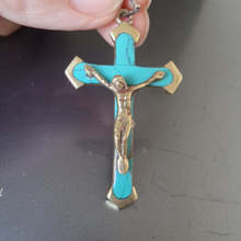 Colgante de amuleto dorado de latón de una mano en Nepal, colgante de cruz de Jesús TBP214 2022 - compra barato