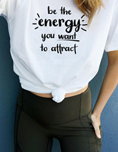 Новая футболка с надписью «BE THE ENERGY YOU WANT TO attend», забавная футболка из 100% хлопка, модная футболка в уличном стиле с графическим рисунком, женская футболка унисекс 2024 - купить недорого
