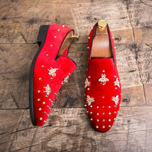 Sapatos weh para casamento de marca luxuosa sapatos masculinos de veludo sapatos italianos mocassim artesanais sapatos com ponta e rebite sapatos vermelhos para homens 2024 - compre barato
