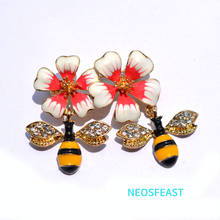 Flower Enameled Breast Cute Pin Bee Brooch for Women Gold Color Rhinestone Insect Brooch Coat Garments Lady Gift Fashion Jewelry 2024 - buy cheap