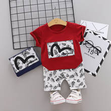 Летняя одежда для маленьких мальчиков и девочек; Модный хлопковый комплект; спортивный костюм с принтом для мальчика; футболка и шорты; детская одежда 2024 - купить недорого
