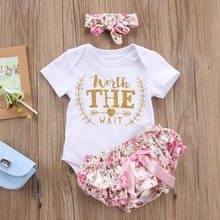 Комплект одежды из 3 предметов для новорожденных девочек, боди с надписью Worth The Wait + кружевные шорты с розой + повязка на голову, одежда для маленьких девочек 2024 - купить недорого