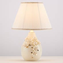 Lámparas de mesa de arte de cerámica blanca tallada de estilo chino, lámpara LED de moda de tela blanca E27 para mesita de noche y vestíbulo, estudio y sala de té MF003 2024 - compra barato