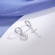 Женские асимметричные серьги-гвоздики из серебра 925 пробы, в форме сердца 2024 - купить недорого