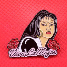 Эмалированная булавка Viva La Mujer Selena, окруженная розами, необычная ретро-Феминистская художественная брошь, Женская Брошь с удовольствием! 2024 - купить недорого