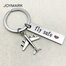 JOYMARK Fly seguro llavero de acero inoxidable letra grabada a láser encanto de avión llavero moda pareja regalo GKC001 2024 - compra barato