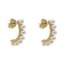 Pendiente de tuerca con barra curvada de perlas blancas, diseño de perlas frescas de mar dorado, joyería geométrica simple para mujer 2024 - compra barato