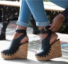 Sandálias de cunha femininas cravejadas, mais novas sandálias em couro preto e branco, com rebites e fivela para o tornozelo, sapatos personalizados 2024 - compre barato