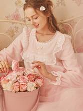 Бесплатная доставка, новинка 2019 года, зимняя женская длинная Розовая белая ночная рубашка, коралловый бархат, ночная рубашка, кружевные пижамы, roupao feminino 2024 - купить недорого