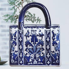 Novo estilo chinês arte retrô pintada à mão azul e branco acessórios criativos de cerâmica embalagem vaso ornamento artesanato bolsa de cerâmica vaso 2024 - compre barato