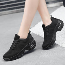 Увеличивающая рост женская обувь черные кроссовки на платформе белые кроссовки на танкетке удобная модная уличная спортивная прогулочная обувь 2024 - купить недорого