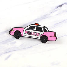 Розовая эмалированная булавка в виде полицейской машины, Милый Винтажный значок в виде машины, нагрудный знак брошь, джинсовая рубашка, сумка, мультяшное ювелирное изделие, подарок для друзей, детей 2024 - купить недорого