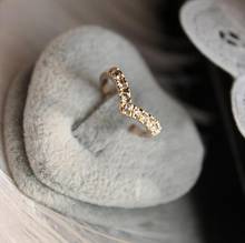 Уникальный дизайн лаконичный простой стиль горный хрусталь кристалл v-образный хвост кольцо 2024 - купить недорого