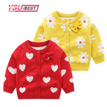Вязаный свитер для маленьких девочек, хлопковый Детский кардиган с длинным рукавом и бантом, свитер, верхняя одежда для новорожденных с цветами и надписью Love, одежда для маленьких девочек 2024 - купить недорого