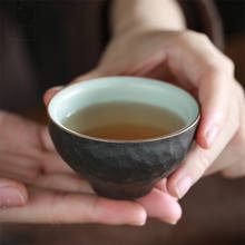 Японская Ретро черная грубая керамика чашка для воды керамическая чайная чашка офисная маленькая фарфоровая чайная чашка Бытовая китайская посуда для кунг-фу 2024 - купить недорого