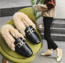 Модные высококачественные кожаные туфли на плоской подошве с металлическими цепочками; зимние лоферы; женская обувь; зимние теплые мюли; обувь на плоской подошве с мехом знаменитостей 2024 - купить недорого