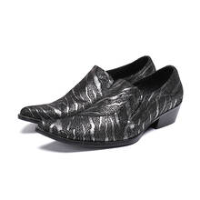Мужские модельные блестящие туфли с принтом зебры; свадебные туфли из натуральной кожи; офисные туфли; слипоны с острым носком; Calzado Hombre 2024 - купить недорого