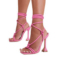 2021 пикантная модная обувь на высоких каблуках; Цвет розовый; На шпильке; Вечерние туфли с широко открытым носком с перекрестными ремешками металлической подвеской для подиума; Женская обувь 2024 - купить недорого