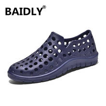 Sandálias masculinas de verão, chinelos ocos respiráveis para homens, sandália de praia e jardim, sapatos masculinos 2024 - compre barato