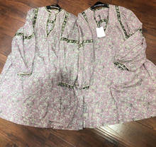 Плиссированное Короткое мини-платье Virginie из хлопка с цветочным принтом и v-образным вырезом с длинными рукавами 2024 - купить недорого