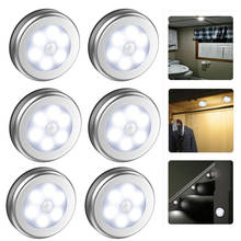 Новый Ночной светильник движения PIR Сенсор 6 светодиодный ночной Светильник Батарея работает WC прикроватная лампа для детской комнаты прихожей путь Туалет 2024 - купить недорого