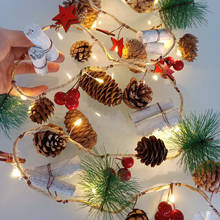 Luz de Navidad para decoración del hogar, rama de conos de pino, cuentas rojas, estrellas, cadena de luz LED de madera, árbol de hadas, batería de 2M, 20LED, D30 2024 - compra barato