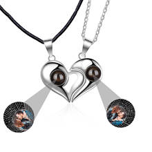 Индивидуальное ожерелье с подвесками, проекция от имени пары, в форме сердца, 100 языков, 1 пара, ювелирные изделия для влюбленных 2024 - купить недорого