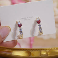 Блестящие боковые новые аксессуары серьги-гвоздики в форме сердца с кристаллами для женщин Модная бижутерия простые Стильные циркониевые серьги 2024 - купить недорого