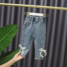 Милые кружевные джинсы с бантом для маленьких девочек осенние милые джинсовые штаны принцессы для малышей детские брюки для детей 2024 - купить недорого