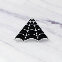 Espécies de terror aranha web broche preto aranha web esmalte broche pinos gótico crachá mochila jóias presente brosch bijoux 2024 - compre barato